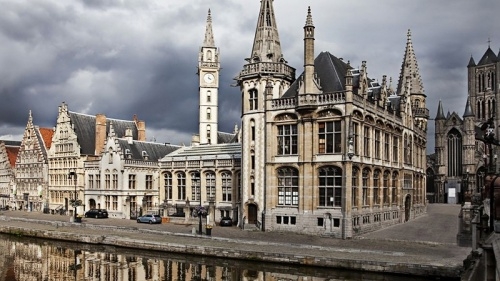 布隆斯<em>格罗</em>夫<em>中学</em>