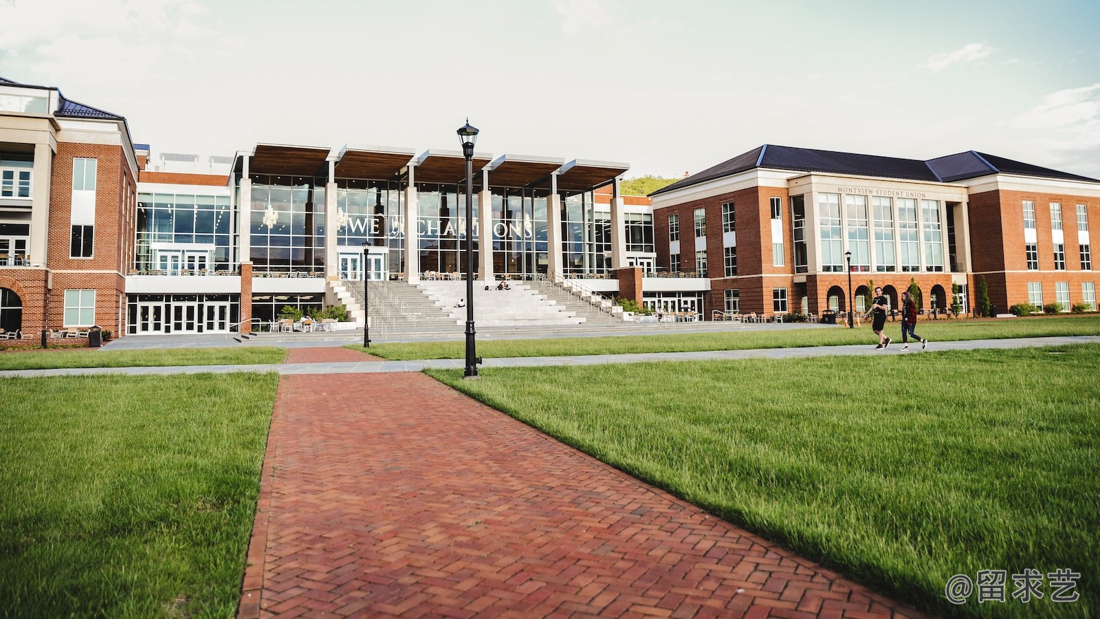 请列举几位当代著名的国学或历史、哲学等方面的名人