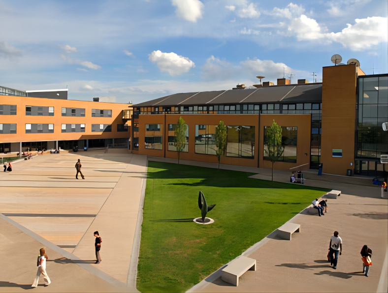 英国萨里大学本科及研究生申请条件 英国萨里大学本科及研究生申请条件