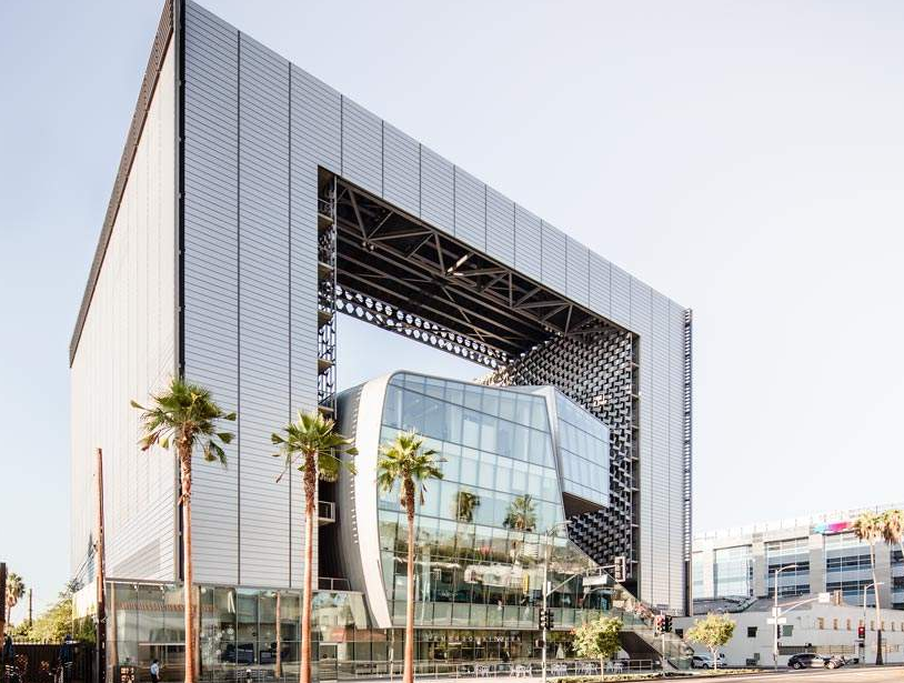 爱默生学院是美国唯一一所专致于信息交流艺术和人文科学背景的综合性学院。学校可提供被新英格兰院校协会所认可艺术和信息传媒学位项目，其凭借专业领先地位而享有口碑。多年来，该学校已发展成为国际公认的多元化学院，提供37个艺术和信息传媒的学位项目，被新英格兰院校协会高度认可。此外，在US News每年的校际评鉴中，爱默生学院常被评选为新英格兰地区最佳五所传播学院之一，而其毕业生也素以专业传播人形象闻名全国，甚至peterson<i></i>'s Guide也评此学院具有深厚的潜力。不过，究竟爱默生学院排名多少呢？下面，就让留求艺小编带大家一起来了解吧！