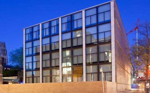 耶鲁大学艺术学院(Yale School of Art)是全美首屈一指的艺术学院,也是全美最早成立的艺术学院之一。下面就来说说耶鲁艺术学院研究生专业有哪些? 耶鲁大学艺术学院(Yale School of Art)是全美首屈一指的艺术学院,也是全美最早成立的艺术学院之一。下面就来说说耶鲁艺术学院研究生专业有哪些?