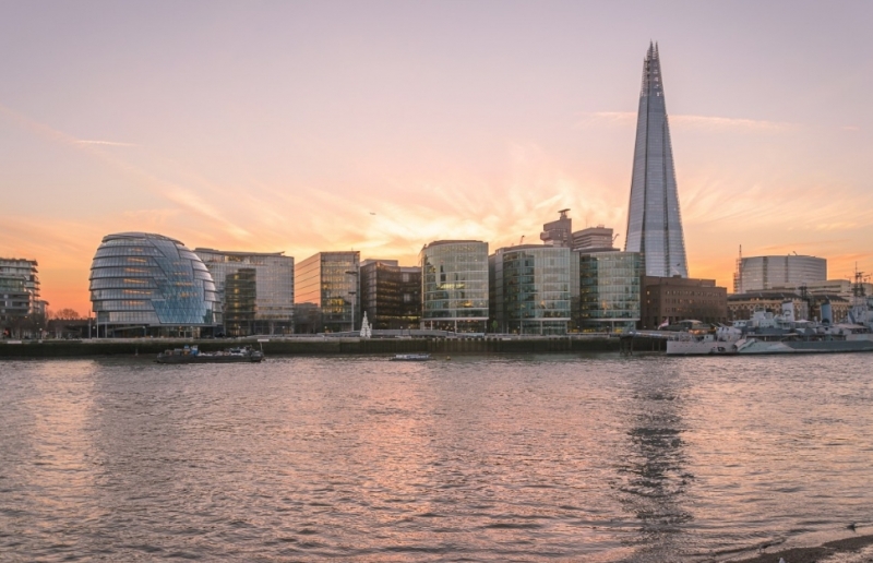 易三仓大学留学学费一年多少人民币？