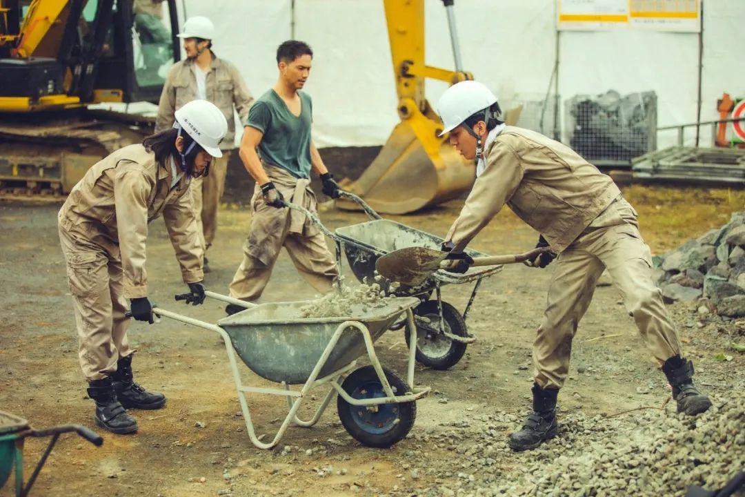 出国劳务做电工一个月多少钱,揭秘出国劳务蓝领的真实生活待遇(图1)