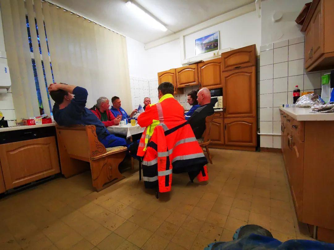 出国劳务做电工一个月多少钱,揭秘出国劳务蓝领的真实生活待遇(图4)