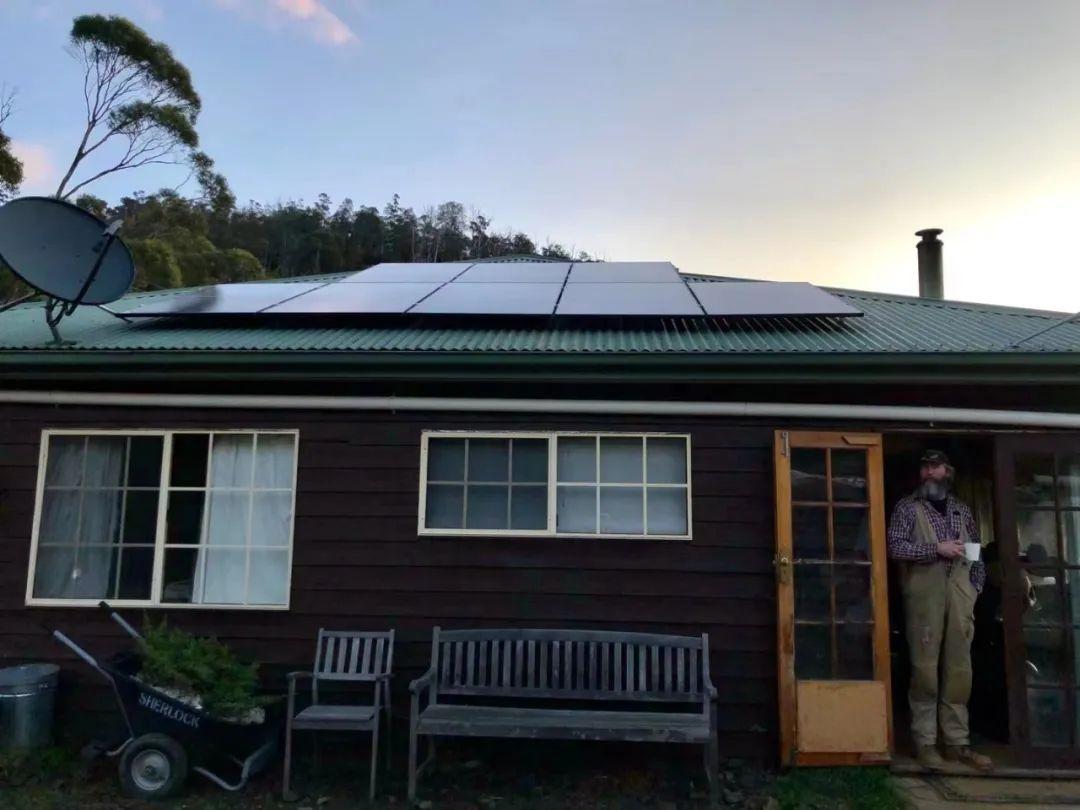 出国劳务做电工一个月多少钱,揭秘出国劳务蓝领的真实生活待遇(图2)