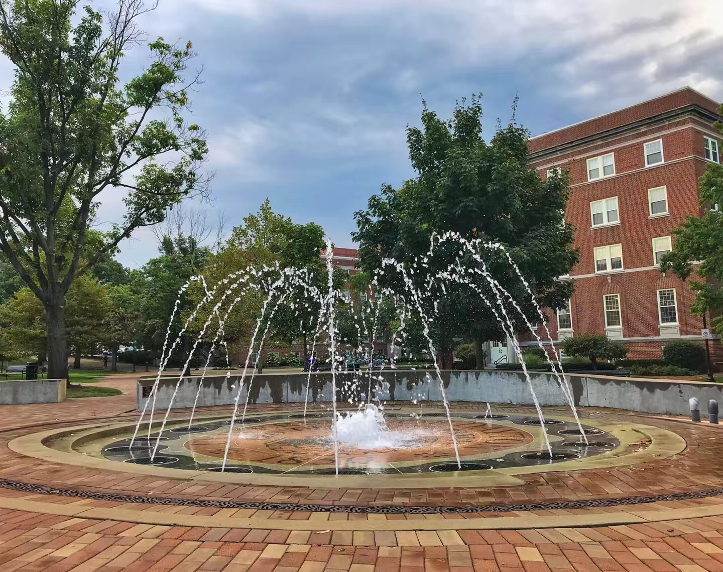 专科在读美国留学好吗需要什么条件,大专生申请美国留学的费用和就业情况介绍(图1)