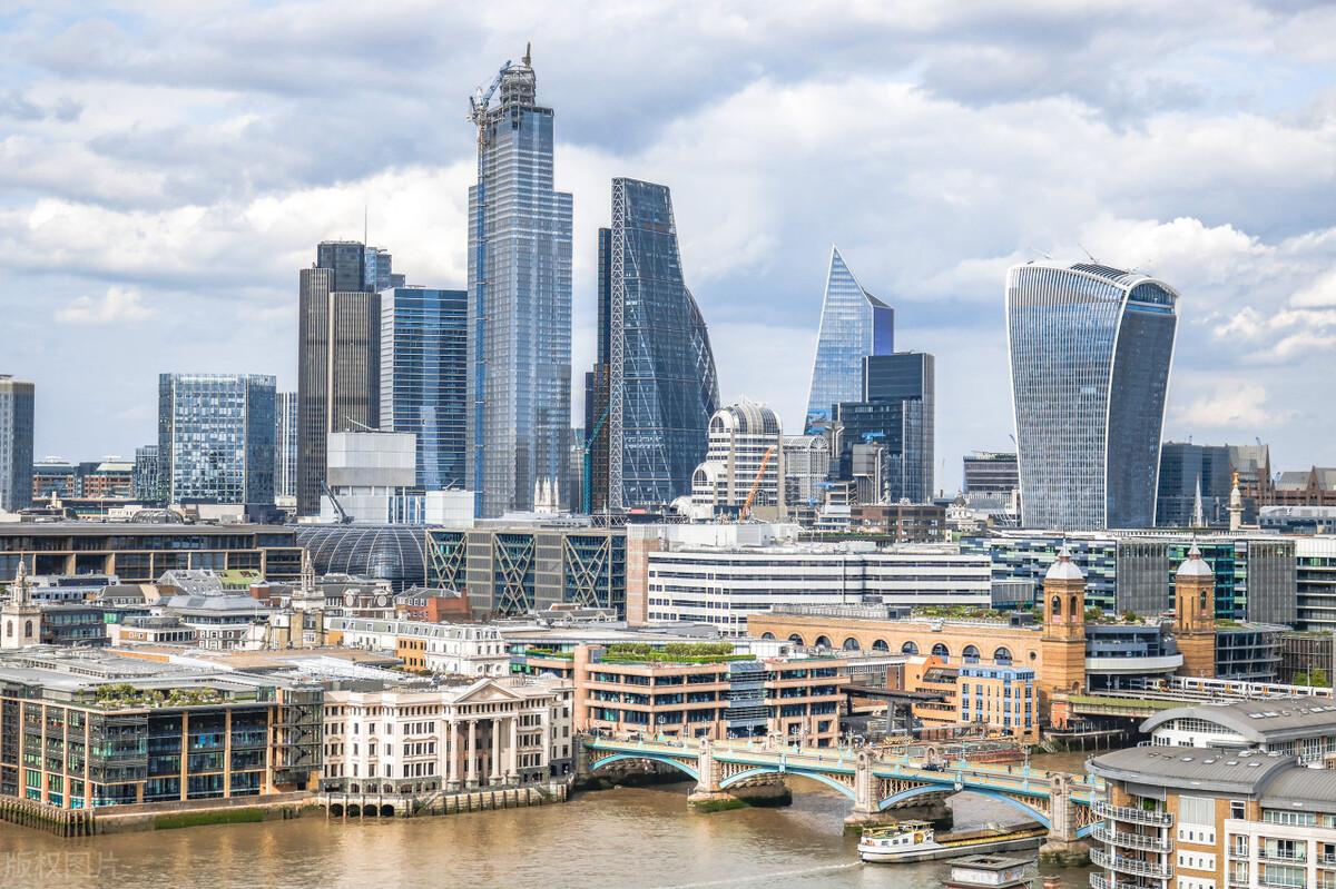 英国本科留学费用一年多少钱,英国留学一年花费全盘点(图1)