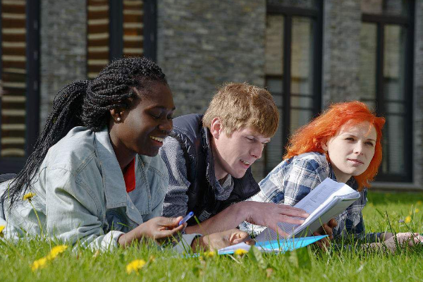 美国留学到底好不好值得吗含金量高吗,全面分析美国留学的优势与劣势(图2)