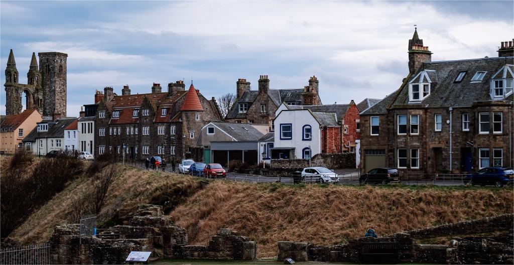 去英国留学中介费用大概多少钱,英国留学热门中介费用大比拼(图1)