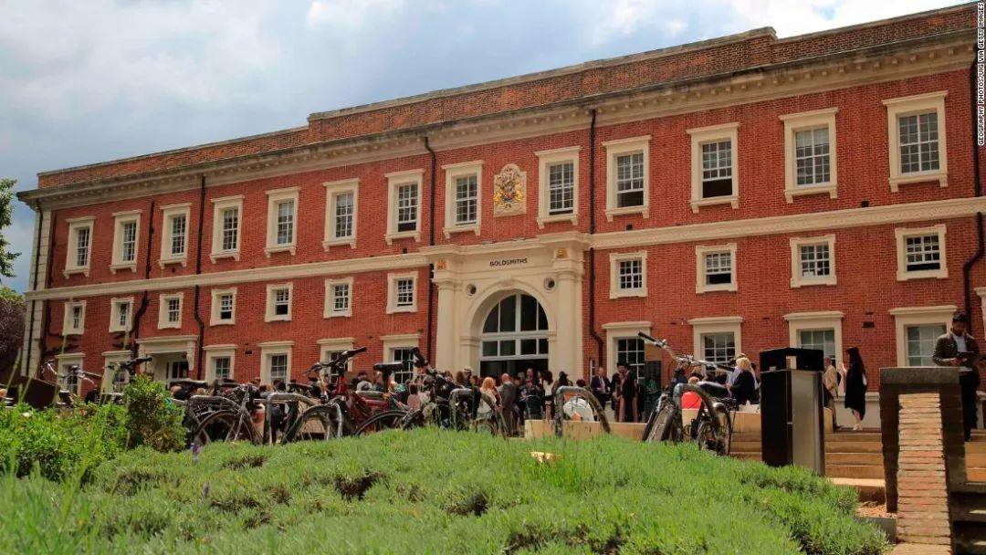 去英国留学哪所学校好读什么专业好,英国留学就业率很高的三大专业类学校(图1)