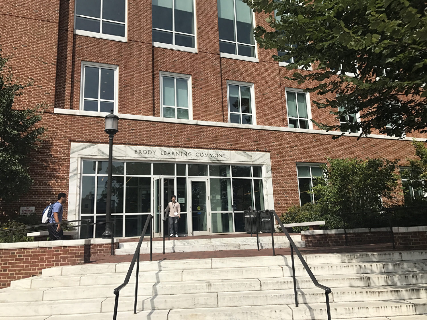 美国留学签证费用需要多少,申请美国留学签证的费用(图1)