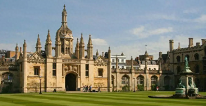 英国读大学的费用多少,英国前10名的大学费用一览(图5)