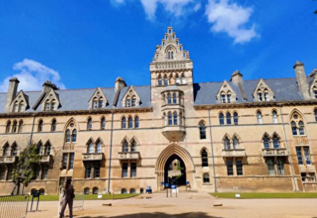 英国读大学的费用多少,英国前10名的大学费用一览(图1)