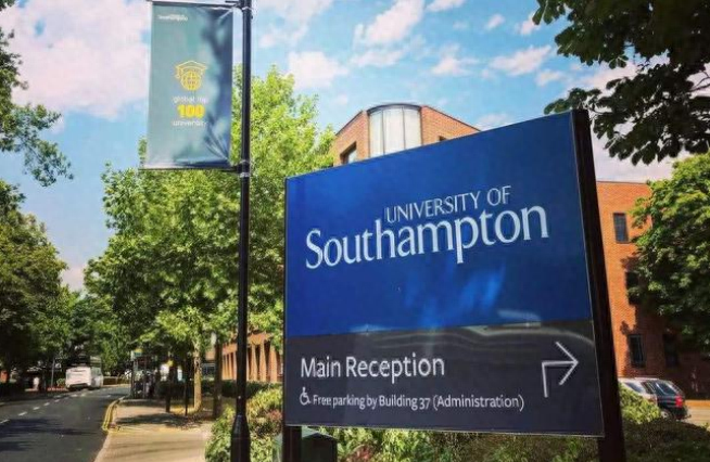 英国读大学的费用多少,英国前10名的大学费用一览(图7)