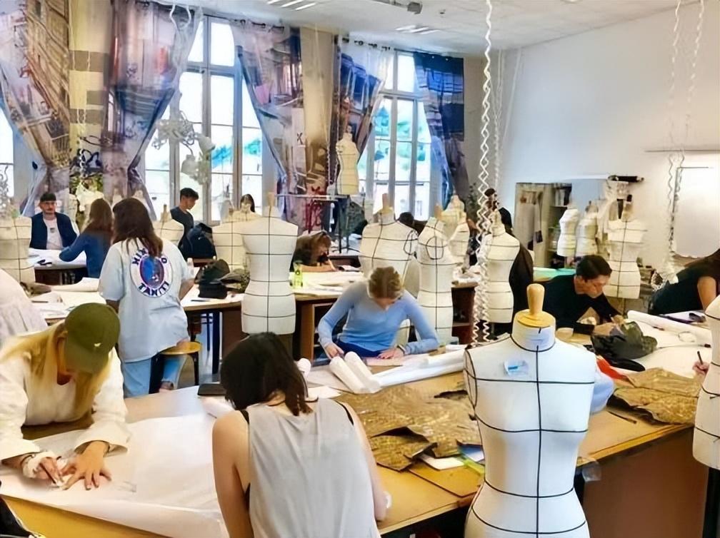 服装设计能去哪些国家镀金,3个含金量高的服装留学国家推荐附就业方向(图15)