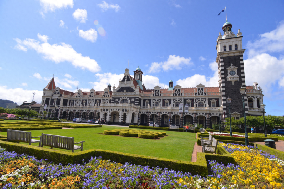 50岁出国留学能报考哪些院校,适合大龄留学生的国家院校推荐(图1)