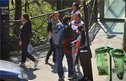 1490062472897555.jpg 国外小偷忒疯狂,母鸭都上阵不服真不行!