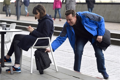 1490062756468214.jpg 国外小偷忒疯狂,母鸭都上阵不服真不行!