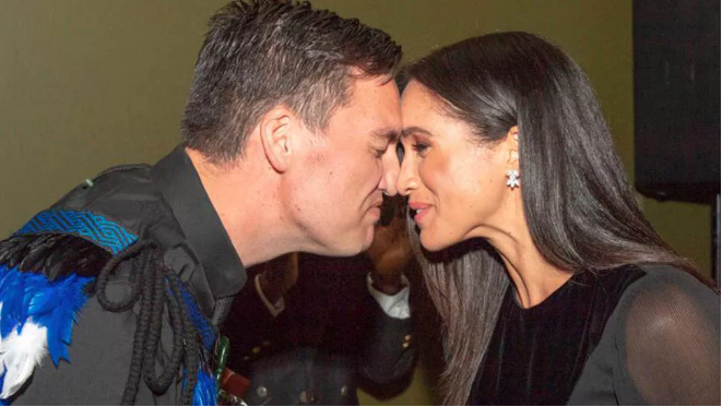 1541993569733973.png 英国王室访新西兰:碰鼻礼竟如此有趣!