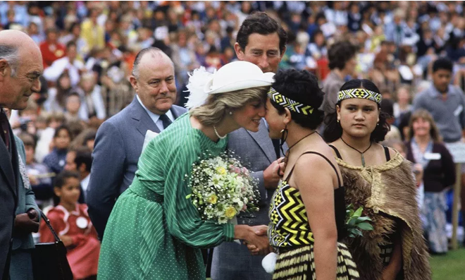 1541993606992215.png 英国王室访新西兰:碰鼻礼竟如此有趣!