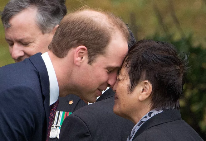 1541993554386358.png 英国王室访新西兰:碰鼻礼竟如此有趣!