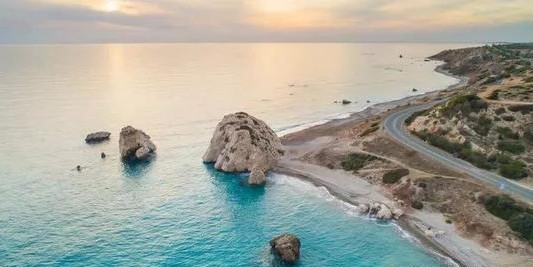 1588155783290331.jpg 塞浦路斯护照曲线赴英进入“冲刺期”,投资入籍计划迎来重大利好!