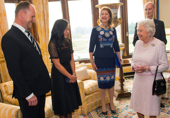 英国艺术家为女王绘制肖像 给女王画像是一种怎样的感受?