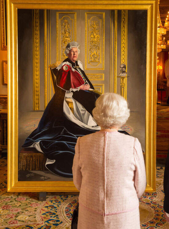 英国艺术家为女王绘制肖像 给女王画像是一种怎样的感受?